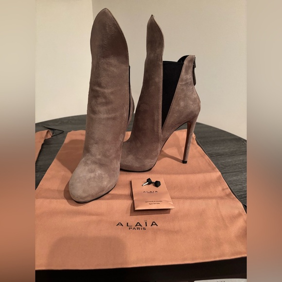 NWT Alaia Taupe & Black Suede Boots - Picture 3 of 16